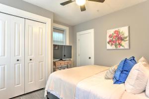 1 dormitorio con 1 cama y TV de pantalla plana en Historic King James Unit 7, en Asheville