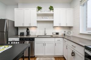 Кухня или мини-кухня в Your Cozy Private Room - Shared
