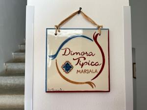 Znak "dumma fiesta mariya" w obiekcie Dimora Tipica w mieście Marsala