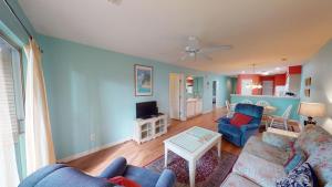 ein Wohnzimmer mit einem Sofa und einem Tisch in der Unterkunft Relax in Style 2BR True Blue Resort Villa in Pawleys Island