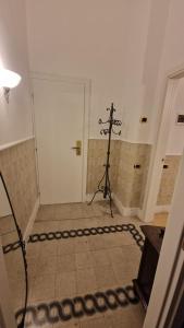 una camera con un treppiede al centro di una stanza di 4rooms In Rome a Roma
