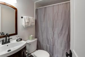 Koupelna v ubytování Amazing Town Mountain Getaway + 11 fotografií