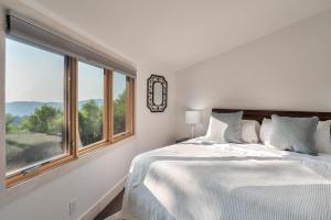 Postel nebo postele na pokoji v ubytování Amazing Town Mountain Getaway