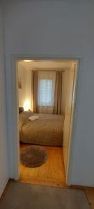コプリヴニツァにある3 min. awayの小さなベッドルーム(ベッド1台、窓付)