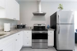 Η κουζίνα ή μικρή κουζίνα στο Lyric Place +30 φωτογραφίες