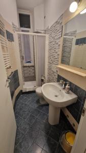 bagno con lavandino e servizi igienici di 4rooms In Rome a Roma