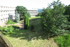 A garden outside Retro Hotel Suza