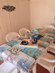 uma mesa de jantar com uma toalha de mesa colorida e cadeiras em La Casa di Nino em Catânia