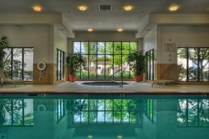 Bazén v ubytování Courtyard by Marriott Eugene Springfield nebo v jeho okolí