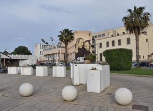 un gruppo di oggetti bianchi in una strada di città di Abside Suite & Spa a Palermo
