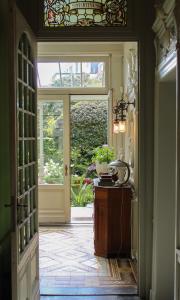 un ingresso a un corridoio con porta a vetri di Huis Dujardin Bed&Breakfast ad Anversa