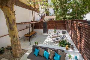 patio z kanapą i drzewem w obiekcie Tendency Apartments 9 w Barcelonie