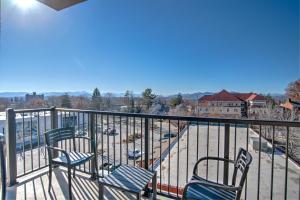 balcón con sillas y vistas a la ciudad en 45 Asheland Avenue Unit 500, en Asheville
