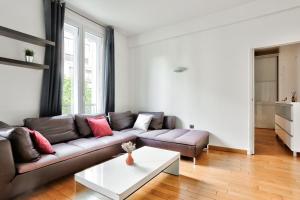 een woonkamer met een bank en een tafel bij Appartement Quartier Champs-Élysées 4 Free Netflix in Parijs