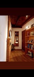 sala de estar con chimenea de ladrillo y estante para libros en Las Monas Casa Rural 