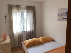 Postel nebo postele na pokoji v ubytování Apartment in Okrug Gornji with sea view, air conditioning, WiFi, washing machine 5049-1