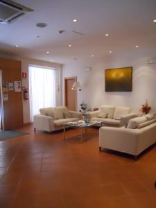 uma grande sala de estar com sofás e uma mesa em Albergo Italia em Urbino