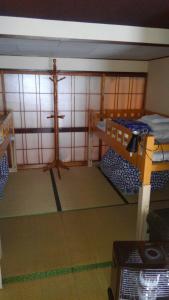 um quarto com 2 beliches e uma cruz em Female Only Dormitory 4beds room- Vacation STAY 14308v em Morioka
