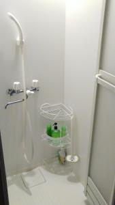 bagno con doccia e mensola di Female Only Dormitory 4beds room- Vacation STAY 14308v a Morioka