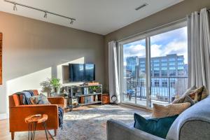 ein Wohnzimmer mit Couch und großem Fenster in der Unterkunft 45 Asheland Avenue Unit 505 in Asheville