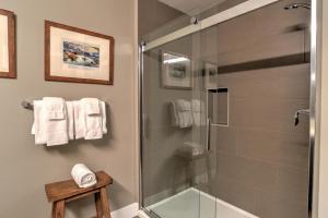 ein Badezimmer mit Dusche mit Glastür in der Unterkunft 45 Asheland Avenue Unit 505 in Asheville + 9 Fotos