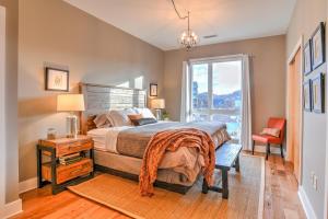 ein Schlafzimmer mit einem Bett und einem großen Fenster in der Unterkunft 45 Asheland Avenue Unit 505 in Asheville