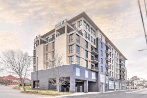 ein großes weißes Gebäude an einer Stadtstraße in der Unterkunft 45 Asheland Avenue Unit 505 in Asheville