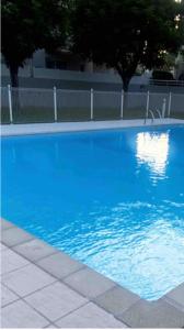 Swimmingpoolen hos eller tæt på Superbe appartement, parking privatif et piscine