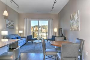 ein Wohnzimmer mit Sofa, Tisch und Stühlen in der Unterkunft 45 Asheland Avenue Unit 306 in Asheville