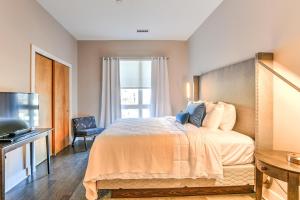 ein Schlafzimmer mit einem großen Bett mit einem großen Fenster in der Unterkunft 45 Asheland Avenue Unit 306 in Asheville