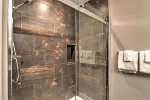 eine Dusche mit Glastür im Badezimmer in der Unterkunft 45 Asheland Avenue Unit 306 in Asheville + 8 Fotos