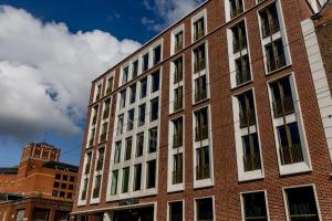 un edificio de ladrillo alto con muchas ventanas. en Motel One Dublin en Dublín