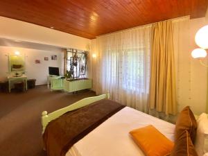 Una cama o camas en una habitación de Hotel Premier 79 fotos más