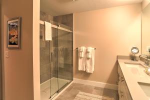 Et badeværelse på 45 Asheland Avenue Unit 501 + 16 billeder