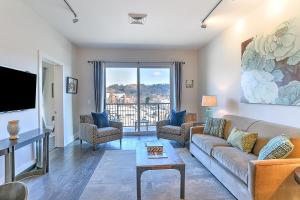 TV a/nebo společenská místnost v ubytování 45 Asheland Avenue Unit 507