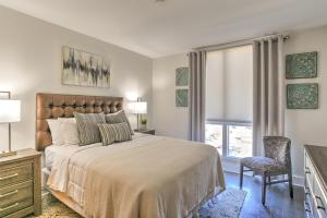 Postel nebo postele na pokoji v ubytování 45 Asheland Avenue Unit 507