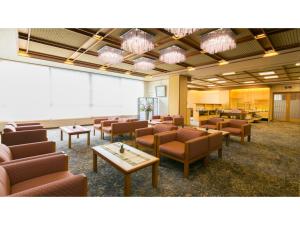 uma sala de espera com cadeiras, mesas e lustres em Unazuki Onsen Sanyanagitei - Vacation STAY 06553v em Kurobe