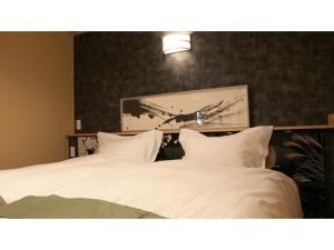 a bedroom with two beds and a picture on the wall at Unazuki Onsen Sanyanagitei - Vacation STAY 06433v in Kurobe +21 photos