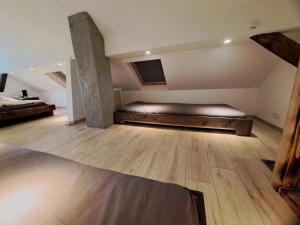 Habitación grande con cama en el ático en Macskajaj vendégház, en Mecseknádasd