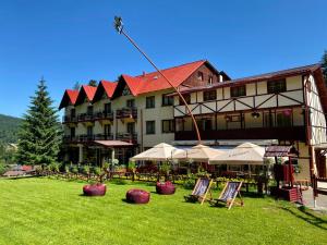 Un jardín fuera de Hotel Premier