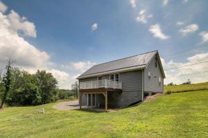 une grande maison au sommet d'une pelouse dans l'établissement Fombell Home with Private Deck 36 Mi to Pittsburgh, 
