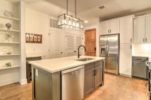 Køkken eller tekøkken på 55 South Market Condo 108