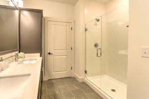 Et badeværelse på 55 South Market Condo 108