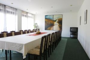 A television and/or entertainment centre at Retro Hotel Suza