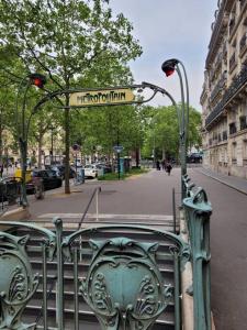 een straatbord op een metalen poort in een stadsstraat bij Appartement entier - Paris 12 in Parijs