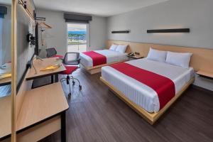Postel nebo postele na pokoji v ubytování City Express by Marriott Comitán