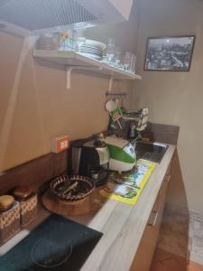 a kitchen counter with a sewing machine on it at SPELTAUR B&B in Spoltore