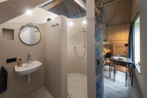 a bathroom with a sink and a shower at Landelijke boerderijkamer, dichtbij Kinderdijk in Oud-Alblas
