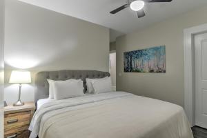 Postel nebo postele na pokoji v ubytování Historic King James Unit 10