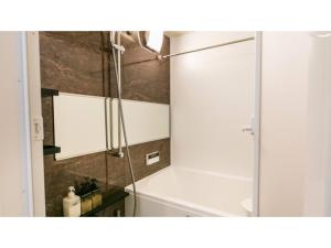 京都Kyoto Four Sisters Residence - Vacation STAY 15206v的带淋浴和浴缸的浴室